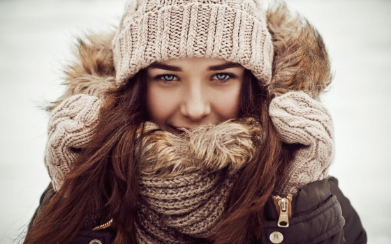 girl_scarf_hat_winter_brunette_96468_2560x1600